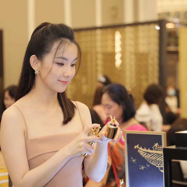 Về chi phí chăm sóc da, cô dùng mỹ phẩm dưỡng da, thực phẩm chức năng, trung bình mỗi tháng tốn khoảng 5 triệu đồng.