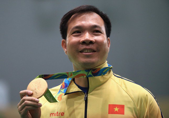 Hoàng Xuân Vinh, VĐV Việt Nam đầu tiên, và cũng là duy nhất cho đến nay, giành Huy chương Vàng Olympic (tại Rio 2016).