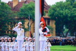 VIDEO: Nghi lễ treo cờ rủ Quốc tang Tổng Bí thư Nguyễn Phú Trọng tại Quảng trường Ba Đình