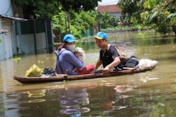 Tin tức trong ngày - Hà Nội: Nhiều gia đình chèo thuyền, bồng bế con nhỏ di tản khỏi vùng lũ