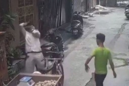 Phi thường - kỳ quặc - Người bán rau bị 2 gã đàn ông khống chế, cướp giữa ban ngày