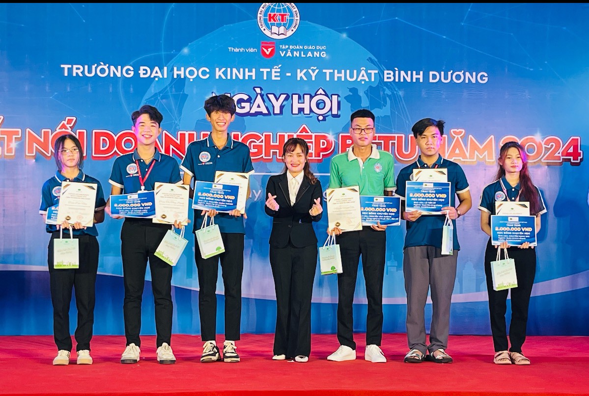 Văn phòng kinh doanh Cathay Life Việt Nam tại Bình Dương trao tặng học bổng “Thịnh Trí Thành Tài” cho sinh viên Trường ĐH Kinh Tế - Kỹ Thuật