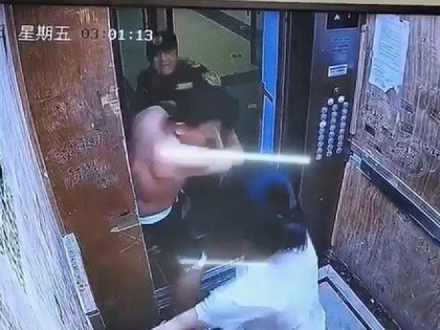 Tấn công bạn gái trong thang máy, gã đàn ông nhận ngay kết đắng