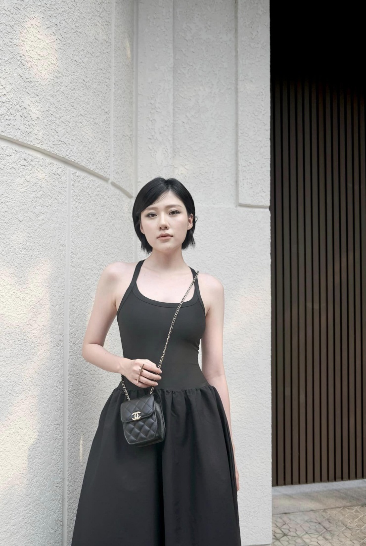 Ngoài ra, cũng không loại trừ trường hợp do thay đổi góc chụp và lối trang điểm, làm tóc đã giúp F5 giao diện của nàng thơ này.