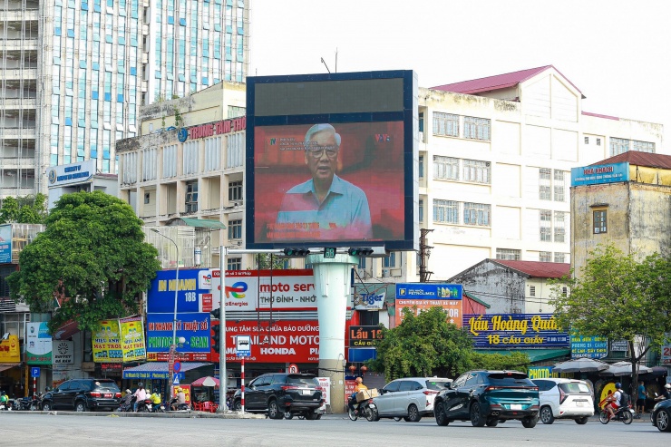 Hà Nội thành kính tưởng niệm Tổng Bí thư Nguyễn Phú Trọng bằng màn hình led khổng lồ