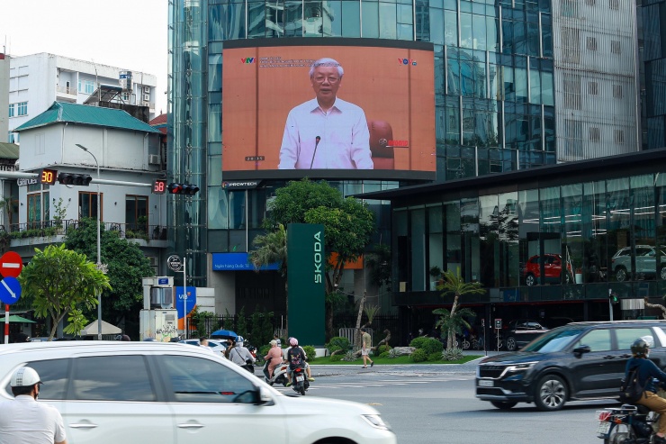 Hà Nội thành kính tưởng niệm Tổng Bí thư Nguyễn Phú Trọng bằng màn hình led khổng lồ