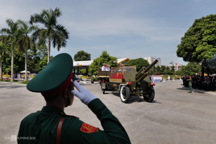 Lễ tiễn biệt Tổng Bí thư Nguyễn Phú Trọng: Hàng nghìn người nghẹn ngào chào vĩnh biệt