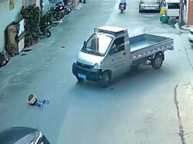 Clip: Tài xế xe tải phanh gấp, cứu mạng bé trai rơi xuống đường