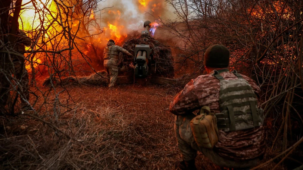 Binh sĩ Ukraine bắn pháo D-30 về phía quân đội Nga ở Kherson. Ảnh: REUTERS