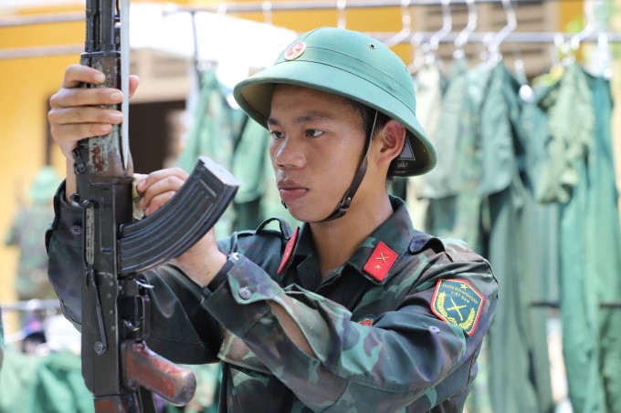 Một tân binh đang thực hiện bài huấn luyện tháo lắp súng tại Thừa Thiên Huế. Ảnh: Võ Thạnh