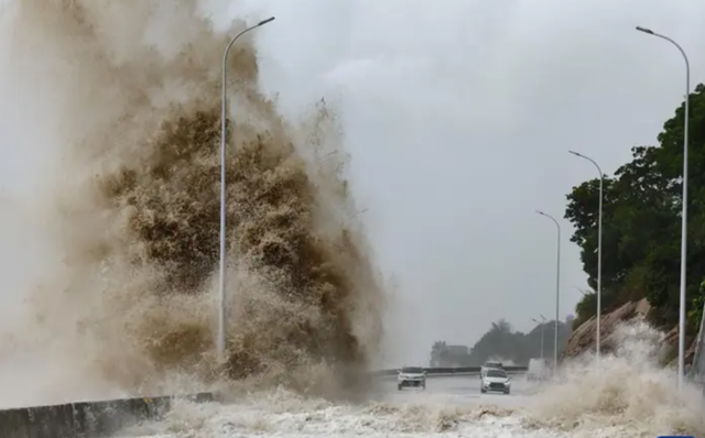 Sóng lớn ập vào bờ biển ở thị trấn Tam Sa, tỉnh Phúc Kiến, Đông Nam Trung Quốc hôm 25-7. Ảnh: Tân Hoa Xã