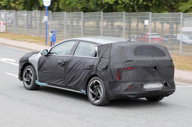 Kia K4 bản hatchback 5 cửa được phát hiện chạy thử nghiệm tại Đức. Ảnh: Autocar.