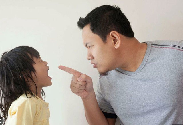 Cách dạy con tệ nhất là gì? Đó là kiểu bố mẹ độc đoán, luôn yêu cầu con mà không hề giao tiếp cởi mở với trẻ. Ảnh minh họa