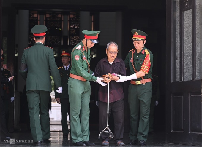 Lòng dân là thước đo của công trạng: Biết bao người xếp hàng từ sớm để viếng Tổng Bí thư