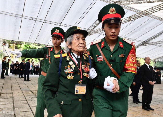 Lòng dân là thước đo của công trạng: Biết bao người xếp hàng từ sớm để viếng Tổng Bí thư