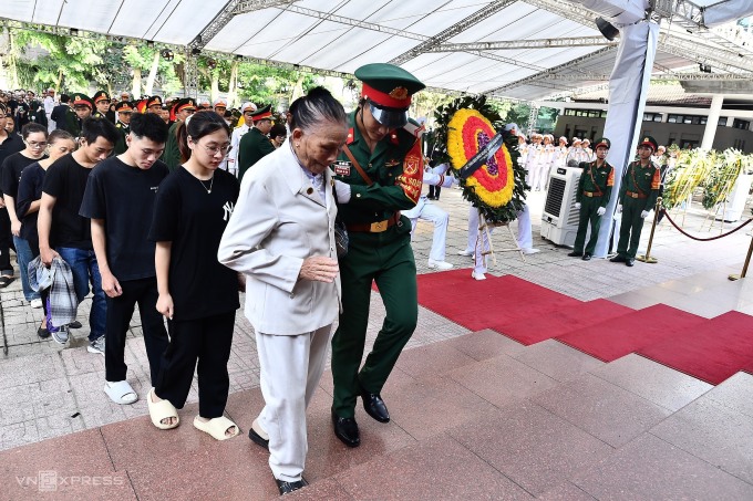 Lòng dân là thước đo của công trạng: Biết bao người xếp hàng từ sớm để viếng Tổng Bí thư