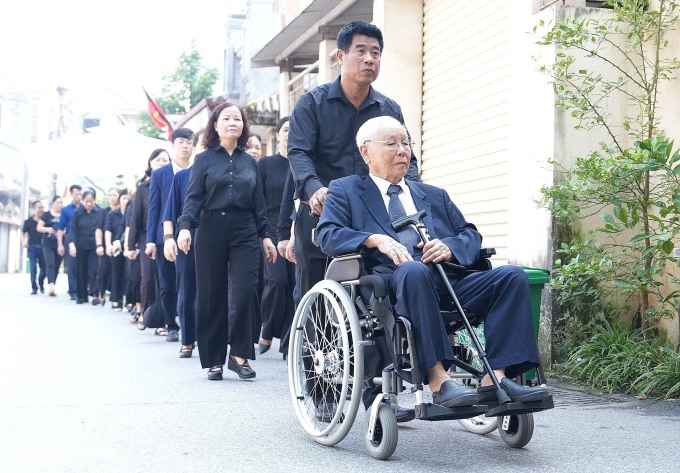 Lòng dân là thước đo của công trạng: Biết bao người xếp hàng từ sớm để viếng Tổng Bí thư