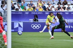 Bóng đá - Video bóng đá ĐT nữ Nigeria - Brazil: &quot;Người nhện&quot; xuất sắc, tiếc nuối Marta (Olympic)