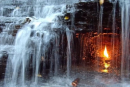 Media - Ngọn lửa bí ẩn không bao giờ tắt sau thác nước