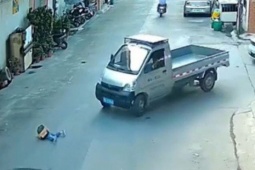 Media - Clip: Tài xế xe tải phanh gấp, cứu mạng bé trai rơi xuống đường