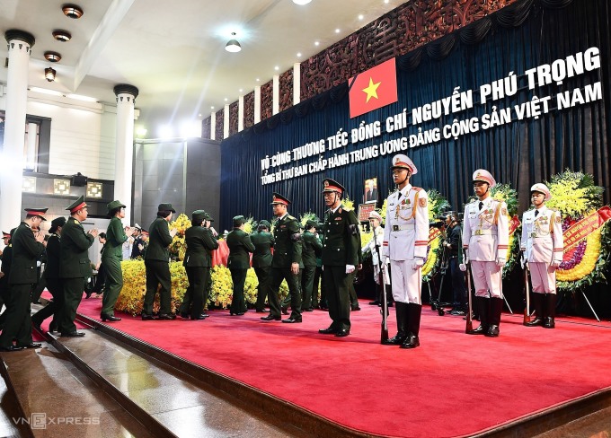 Lòng dân là thước đo của công trạng: Biết bao người xếp hàng từ sớm để viếng Tổng Bí thư