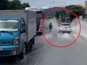 Ô tô - Clip: Bức xúc ô tô tạt nước khiến người đi xe máy ướt sũng
