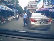 Ô tô - Clip: Người đàn ông dừng ô tô giữa đường để... đi chợ