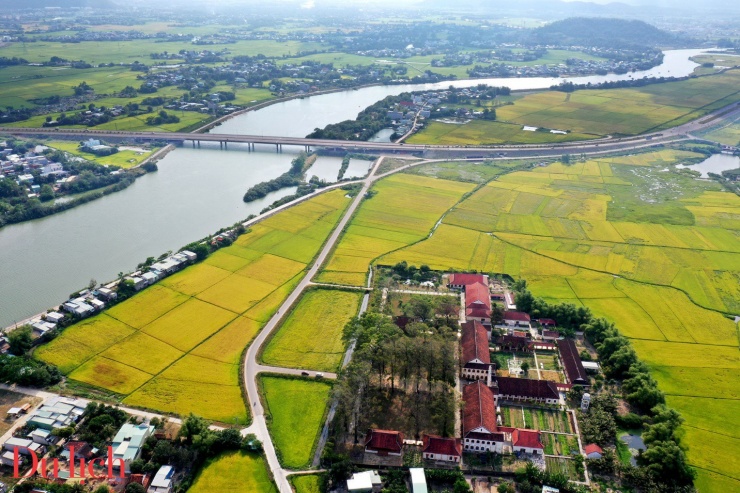 Cách trung tâm TP Quy Nhơn(Bình Định) hơn 10 km về phía Đông Bắc, Tiểu chủng viện Làng Sông là điểm tham quan lý tưởng khi du khách đặt chân đến "miền đất Või, trời Văn".&nbsp;