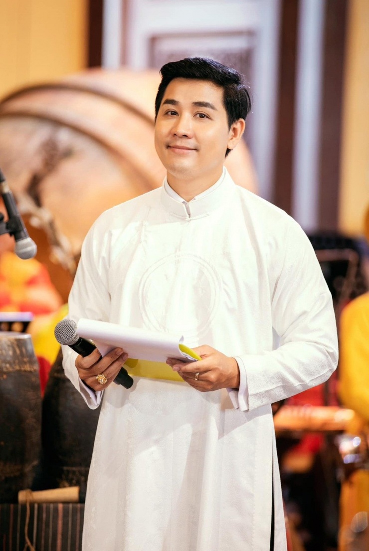 Nguyên Khang (sinh năm 1984) là con cả trong gia đình 3 anh em. Năm 16 tuổi, anh đối mặt với khủng hoảng gia đình: mẹ bị ung thư, bố mẹ ly hôn. Ý thức trách nhiệm, Nguyên Khang sớm đảm nhận vai trò trụ cột, lo kinh tế cho mẹ và các em.