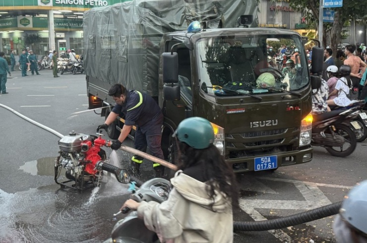 Cứu hộ liên tiếp: Cảnh sát PCCC vừa dập tắt đám cháy, vừa giải cứu người mắc kẹt trong thang máy