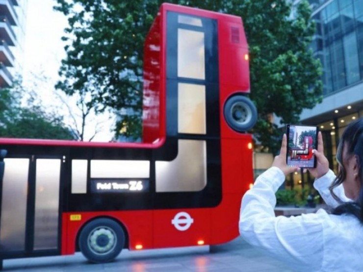 Xe bus London cũng bị “bẻ cong“ vì “cơn sốt“ Galaxy Z Fold