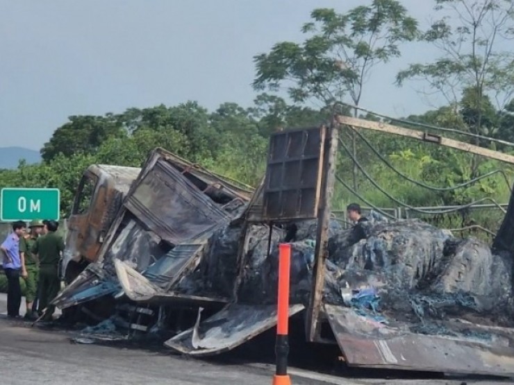 Xe tải bốc cháy ngùn ngụt trên cao tốc Nội Bài - Lào Cai