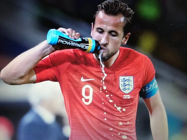 Đội trưởng tuyển Anh Harry Kane trong quá trình súc miệng carbohydrate. Ảnh: GETTY.