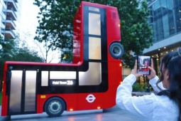 Xe bus London cũng bị "bẻ cong" vì "cơn sốt" Galaxy Z Fold