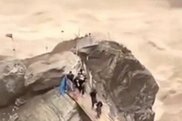 Media - Sạt lở núi, khách du lịch hoảng sợ bỏ chạy thoát thân