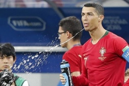 Đàn ông - Tại sao Ronaldo, Mbappe hay nhổ nước bọt trên sân?