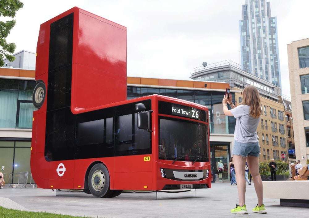 Xe bus London cũng bị “bẻ cong“ vì “cơn sốt“ Galaxy Z Fold