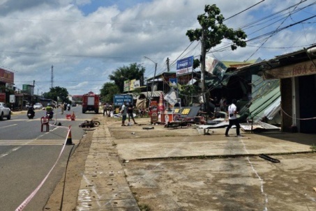 Bi kịch đau thương: Container đâm sập nhà, cướp đi sinh mạng 2 con thơ ở Đắk Nông