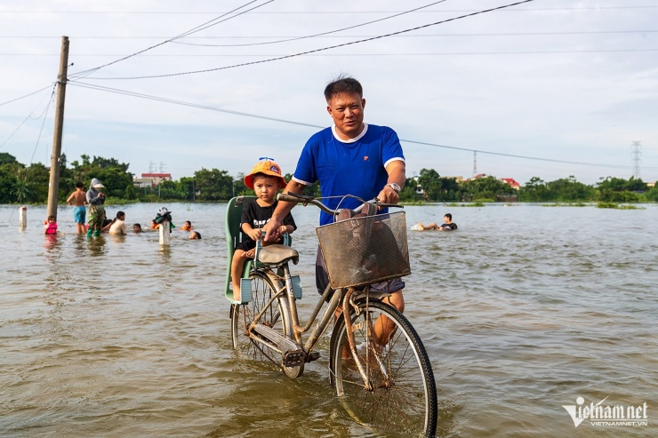 Thủy điện Hòa Bình xả lũ, nhiều xã ở Hà Nội ngập nặng