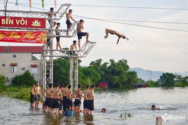 Thủy điện Hòa Bình xả lũ, nhiều xã ở Hà Nội ngập nặng