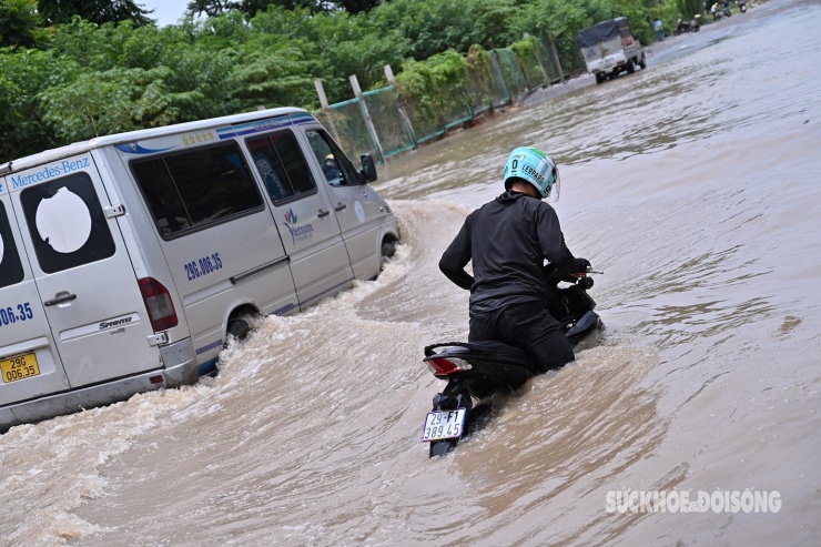 Đại lộ Thăng Long vẫn ngập sâu sau 5 ngày mưa lớn: Người dân đi lại khó khăn, phương tiện chết máy