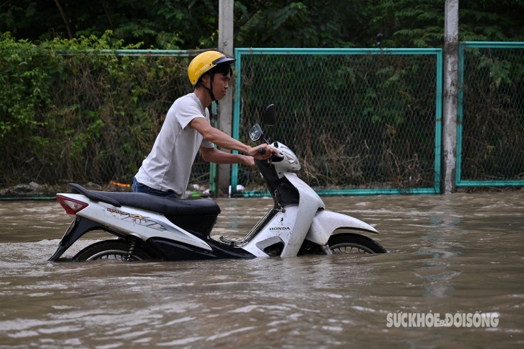 Ngập úng kéo dài tại Km6 Đại lộ Thăng Long, cuộc sống người dân bị đảo lộn