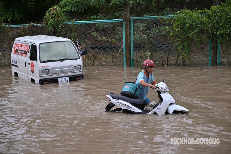 Ngập úng kéo dài tại Km6 Đại lộ Thăng Long, cuộc sống người dân bị đảo lộn