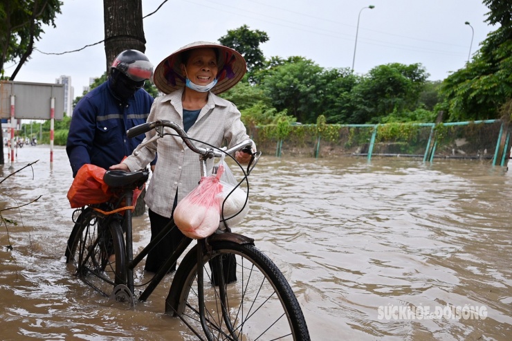 Đại lộ Thăng Long vẫn ngập sâu sau 5 ngày mưa lớn: Người dân đi lại khó khăn, phương tiện chết máy