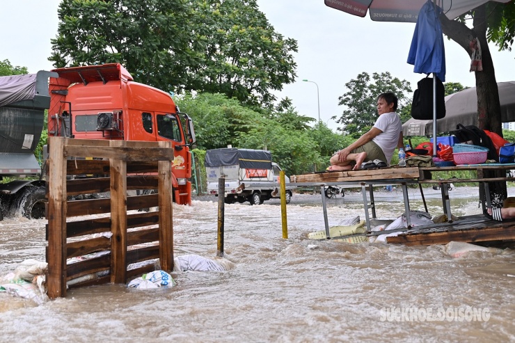 Ngập úng kéo dài tại Km6 Đại lộ Thăng Long, cuộc sống người dân bị đảo lộn