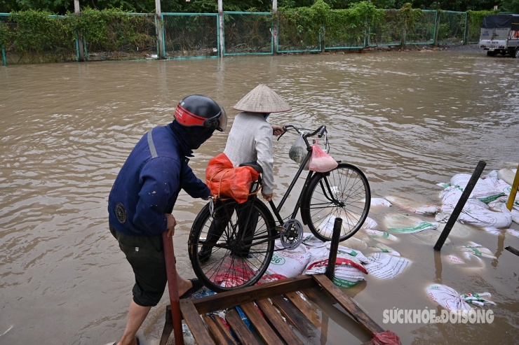 Ngập úng kéo dài tại Km6 Đại lộ Thăng Long, cuộc sống người dân bị đảo lộn