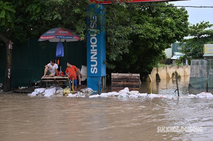 Ngập úng kéo dài tại Km6 Đại lộ Thăng Long, cuộc sống người dân bị đảo lộn