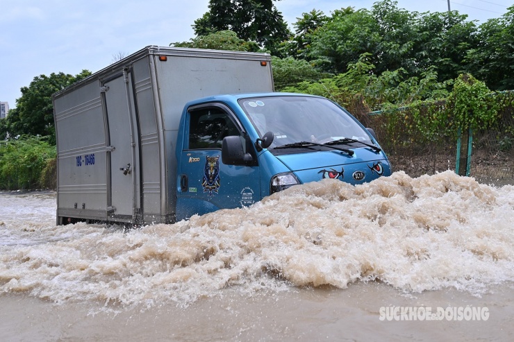 Đại lộ Thăng Long vẫn ngập sâu sau 5 ngày mưa lớn: Người dân đi lại khó khăn, phương tiện chết máy