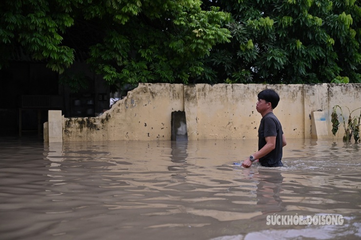 Ngập úng kéo dài tại Km6 Đại lộ Thăng Long, cuộc sống người dân bị đảo lộn