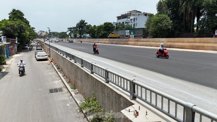 Tiếp theo là dự án mở rộng đường Âu Cơ - Nghi Tàm (tại quận Tây Hồ) với kỳ vọng khi hoàn thành sẽ giải tỏa ùn tắc, bảo đảm giao thông kết nối trung tâm Hà Nội với Cảng hàng không quốc tế Nội Bài cũng sắp sửa về đích sau 4 năm thi công.